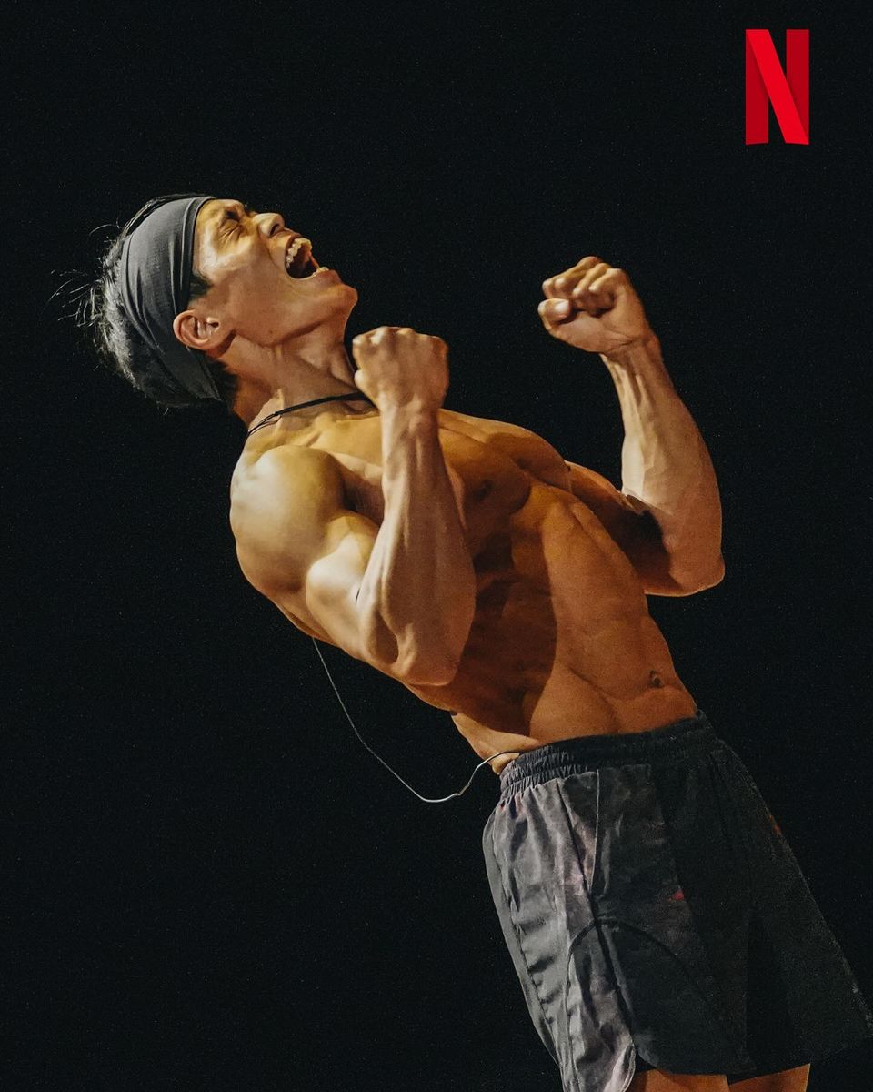 Amotti's roar, fists clenched. Netflix, Physical: 100.